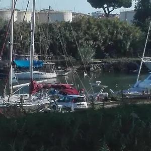 Santy's Rooms: Shared Bath, Location, Near Rome Fair Guest house