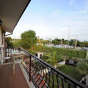 A La Vue: Shared Bath With Ac Near Fiera Di Roma Guest house